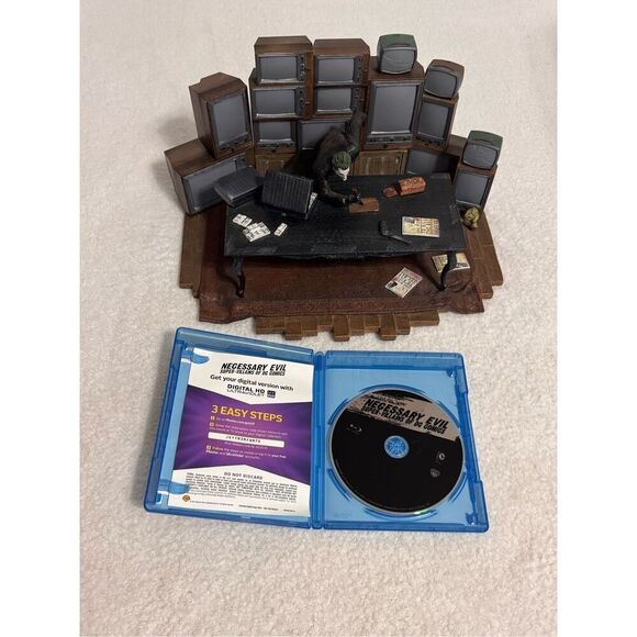 Batman Arkham Origins Collector's Edition Joker Statue With Illuminating TVs/201 - Picture 8 of 16